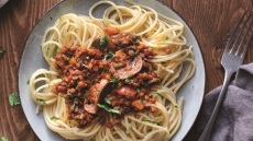 Σπαγγέτι με σάλτσα από φακές και μανιτάρια: η χορτοφαγική μπολονέζ