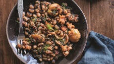 Σουπιές με φασόλια μαυρομάτικα