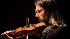 Ο Λεωνίδας Καβάκος δίνει συναυλία στο Μέγαρο Μουσικής Αθηνών για να ξαναχτιστεί το μαιευτήριο της Μαριούπολης