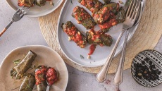 Ντολμαδάκια με εύκολη σάλτσα ντομάτας και ούζου