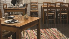 Πεζούλας στις Τζιτζιφιές: Πώς και τι φάγαμε στην κλασική ψαροταβέρνα του 1951