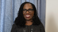 Η Κετάντζι Μπράουν πρώτη μαύρη Ανώτατη Δικαστής στην ιστορία των ΗΠΑ