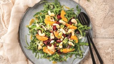 Σαλάτα με ρόκα, παντζάρια, πορτοκάλι και κρεμμύδι