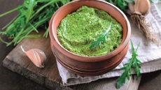 Διαφορετικό πέστο με ρόκα, μαϊντανό και θυμάρι