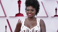 Η Βαϊόλα Ντέιβις ετοιμάζει τα απομνημονεύματά της