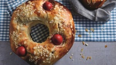 Λαμπριάτικα τσουρέκια