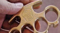 Πάτρα: Είχε στο σπίτι του... 21 σιδερογροθιές, ασύρματους και όπλα