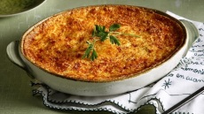 Πένες ογκρατέν με μπέικον και λιαστή τομάτα