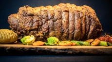 Ρολό αρνί με γέμιση μαγειρίτσας