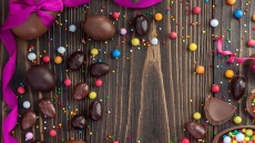 Φτιάχνουμε σοκολατένια πασχαλινά αυγουλάκια με τα παιδιά!