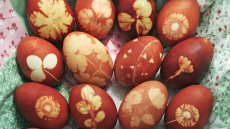 Βάφουμε αυγά με φλούδες κρεμμυδιών