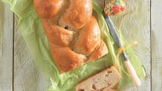 Τσουρέκι γεμιστό με γραβιέρα και μπέικον