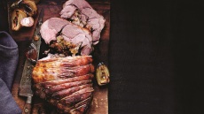 Φτιάχνουμε γεμιστό αρνίσιο μπούτι βήμα- βήμα