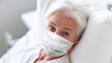 Κορωνοϊός: Ποιες γυναίκες άνω των 65 διατρέχουν υψηλό κίνδυνο σοβαρής νόσησης