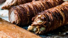 Πασχαλινό τραπέζι: Τα μυστικά για το σωστό κοκορέτσι