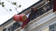 Πάσχα 2022: Η θεαματική πρώτη Ανάσταση στην Κέρκυρα - Χιλιάδες κόσμου αναβίωσαν το έθιμο των Μπότηδων