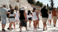 Guardian: Ο ελληνικός τουρισμός ανακάμπτει παρά την πανδημία και τον πόλεμο στην Ουκρανία