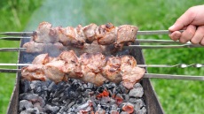 Όλα τα μυστικά για να φτιάξετε στο σπίτι ένα πεντανόστιμο κοντοσούβλι