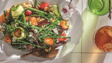 Σαλάτα με σπαράγγια, ντοματίνια, κάσιους και ροκφόρ