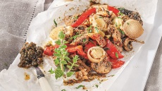 Μανιτάρια γκιούλμπασι, με πέστο λιαστής ντομάτας και κεφαλοτύρι