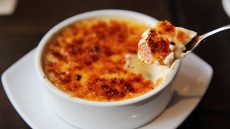 Πώς να πετύχετε την τέλεια crème brûlée (κρεμ μπρουλέ) χωρίς φλόγιστρο;