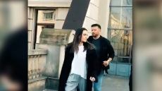 Πόλεμος στην Ουκρανία: Η στιγμή που η Αντζελίνα Τζολί τρέχει προς το καταφύγιο ενώ ηχούν οι σειρήνες στην πόλη Λβιβ