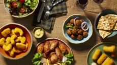 Βραδιά με φίλους στο σπίτι: εύκολες λύσεις για ξεκούραστα μαγειρέματα