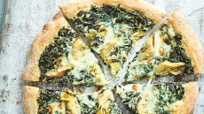 Πίτσα με αγκινάρες, μοτσαρέλα και σπανάκι