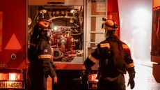 Πυρκαγιά στη Λιοσίων: Χωρίς τις αισθήσεις του ανασύρθηκε άνδρας από διαμέρισμα πολυκατοικίας