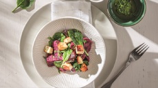 Ψητά παντζάρια με θυμάρι, baby σπανάκι και ψητό χαλούμι