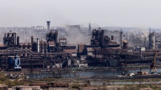 Πόλεμος στην Ουκρανία: Άμαχοι και βαριά τραυματίες απομακρύνθηκαν από το Αζοφστάλ λέει το Τάγμα Αζόφ