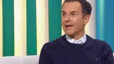 Άρης Καβατζίκης: «Η απώλεια του αδερφού μου επιδείνωσε όλες μου τις φοβίες, ένιωθα ότι μπορεί να συμβεί και σε εμένα»