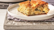 Πίτα με πράσα, παριανή ξινομυζήθρα και μάραθο