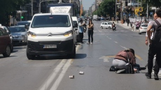 Θεσσαλονίκη: Μοτοσυκλέτα παρέσυρε γυναίκα στο κέντρο της πόλης - Διαδηλωτές παρείχαν τις πρώτες βοήθειες