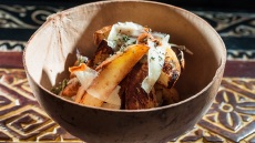 Πατάτες καψαλισμένες στο τηγάνι με μυρωδικά και γραβιέρα