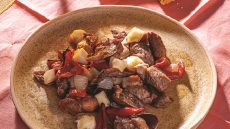 Χοιρινή τηγανιά με μαύρη μπίρα και μανιτάρια