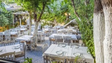 5 ταβέρνες με αυλή για παραδοσιακό ελληνικό φαγητό