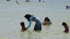 Γαλλία: «Ναι» στο μπουρκίνι και το τόπλες, λέει ο Οικολόγος δήμαρχος της Γκρενόμπλ