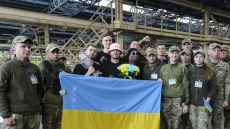  Οι θριαμβευτές της Eurovision επέστρεψαν στην Ουκρανία: Με λουλούδια τους υποδέχθηκαν οι στρατιώτες - Δείτε βίντεο