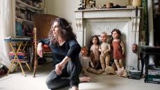 Η  Άννα Μαρία Τσακάλη μιλά για τη νέα της έκθεση ζωγραφικής στην Γκαλερί Kalfayan