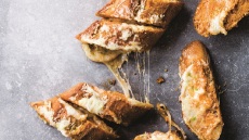 Τυρένιο σκορδόψωμο σε μπαγκέτα