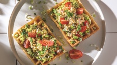 Αλμυρές βάφλες με αυγοσαλάτα και γουακαμόλε