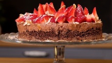 Cheesecake σοκολάτας με φράουλες (BINTEO)