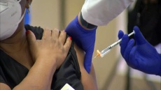 Έρευνα: Τα εμβόλια μειώνουν την πιθανότητα μακράς Covid-19 ακόμη κι αν γίνουν μετά τη λοίμωξη