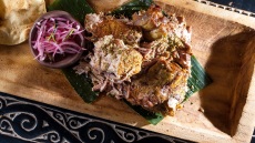 Τάκος από χοιρινό λαιμό στον ατμό με κρεμμύδι τουρσί