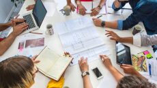 Έρευνα: Σχεδόν οι μισοί Millennials και Gen Zs ζουν με το άγχος για τον επόμενο μισθό τους