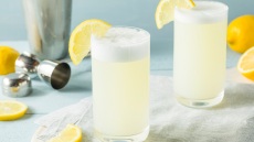 Φτιάχνουμε το διαχρονικό Gin Fizz