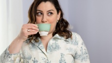 Τσάι και γλυκά στο speakeasy σαλόνι της Madame Gâteaux