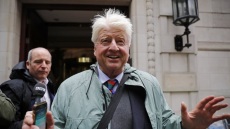 Εκλογές στη Βρετανία: Ο πατέρας του Μπόρις Τζόνσον, Στάνλεϊ αποκάλυψε πως θα ψηφίσει Φιλελεύθερους Δημοκράτες