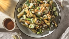 Ζεστή σαλάτα με κουκιά, αγκινάρες και ανθότυρο